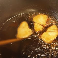 焦げ目がついたら、タレの材料を合わせて、魚にからめる