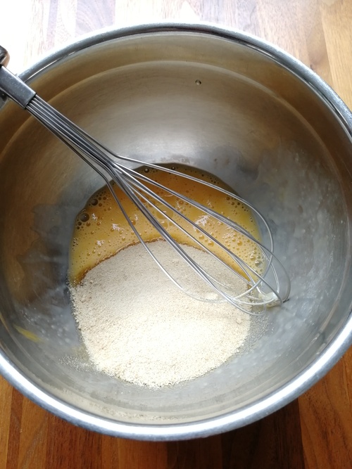 ボウルに卵を割り入れ、砂糖を入れてとろりとするまで泡だて器で良く混ぜる。