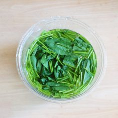 ほうれん草はよく洗い、4㎝程度の長さにカットしたら水に放って数分おくのを2~3回繰り返し、水気を切っておく。