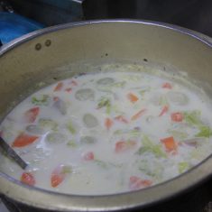 かぶにも火が通ったら牛乳、塩こしょうを入れ、味をととのえて完成。絹さやえんどうは最後に盛り付ける。