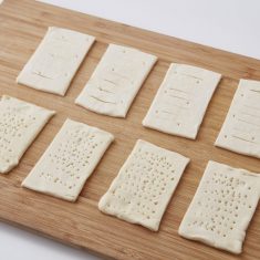 解凍したパイシートの半量をフォークで全体に穴をあけ、もう半量は、包丁で切り込みを入れる。