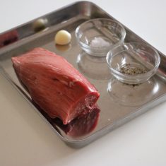 牛ももブロック肉は、調理1時間前に冷蔵庫から出して常温に戻しておく。