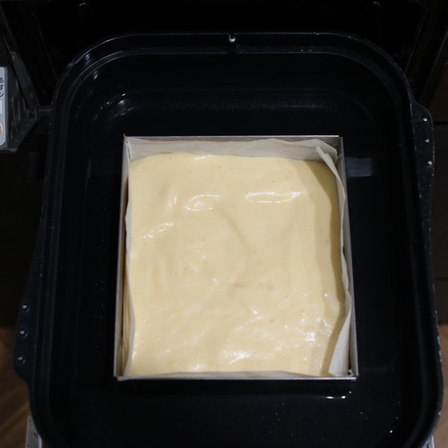 型をキャセロールに入れ、200mlのお湯を注ぎ入れたら蓋をして、調理モード[パン]で15分加熱する。