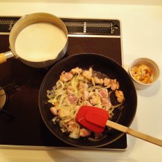 フライパンにサラダ油を熱し、鶏肉と玉ねぎを炒め軽く塩コショウをする。