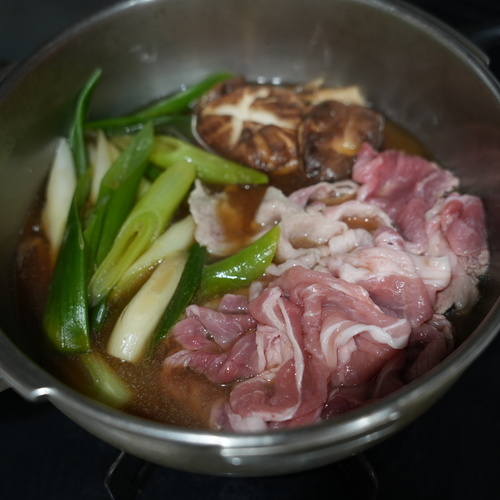 ねぎがしんなりしたら豚小間切れ肉を加え、フタをして更に5分程煮る。