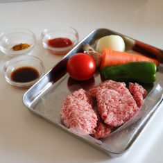 トマトは1㎝角に、そのほかの野菜はみじん切りにする。