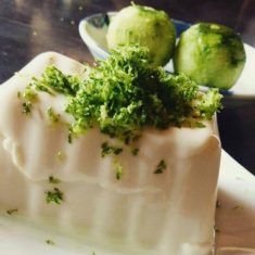 豆腐を皿に盛りつけて擦ったすだちの皮をのせ、お好みで搾った果汁と醤油をたらして完成
