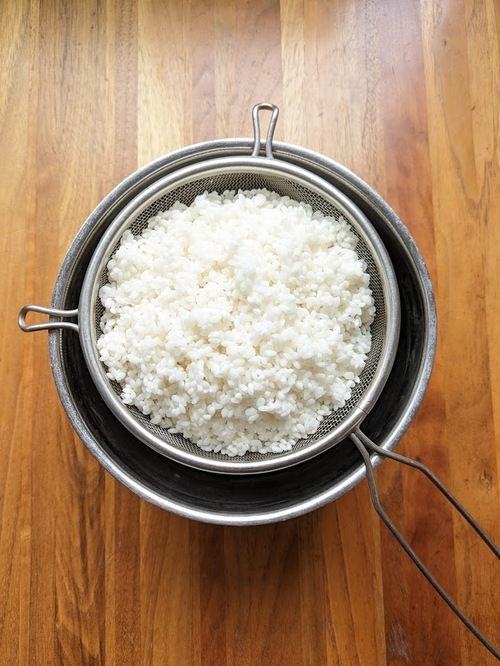 米は研いで30分以上浸水し、ザルにあげておく。