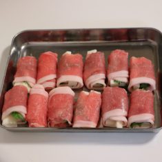 巻き終わりを下にして蒸し器に並べ、酒を振りかけて蓋をしたら10分蒸す。
