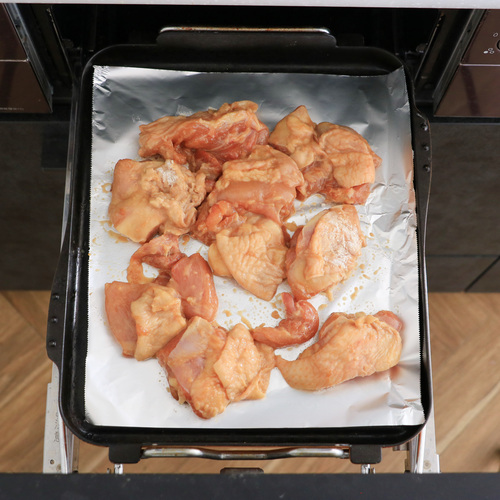 マルチグリルのプレートパンにくっつかないアルミホイルを敷き、その上に鶏肉を皮目が上になるように並べる。
調理モード［ノンフライ］の中火で15分加熱して出来上がり。