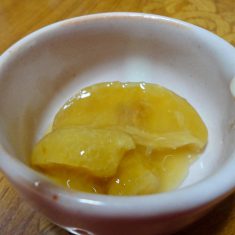 ２週間以上置いて、トロっとしてきたら塩レモンの完成。