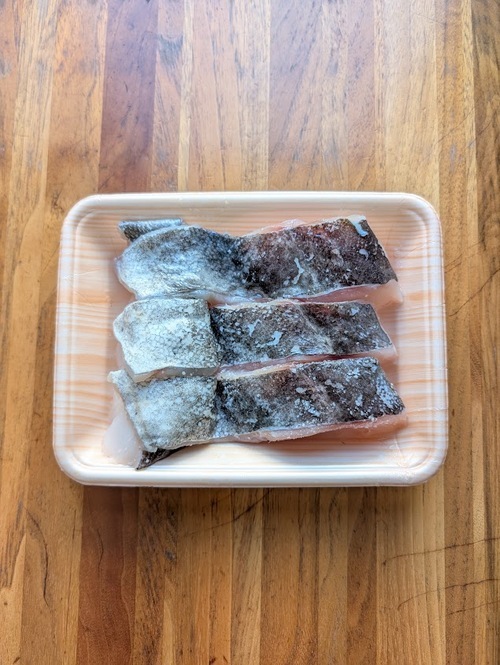 タラは塩少々と酒（共に分量外）を振って10分おく。