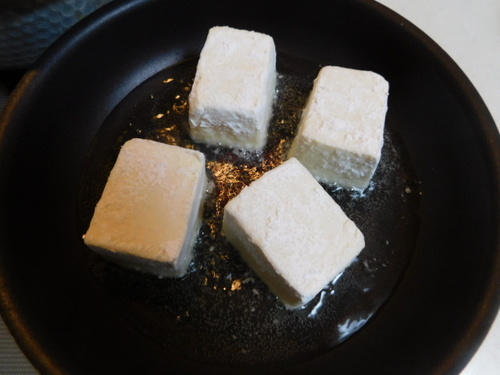 ①の水を切った豆腐にまんべんなく片栗粉をまぶし、大さじ4～の油で全ての面をじっくりと焼いていく。
