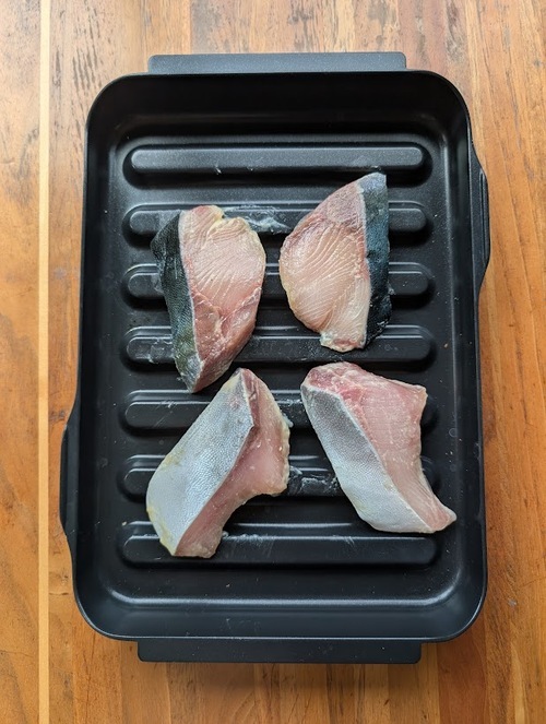 寝かせた魚の切り身の味噌をキッチンペーパーでぬぐう。
マルチグリルプレートに並べ、調理モード［魚：切り身・弱］で焼く。
焼きが足りない場合は調理モード［焼く・弱］で数分焼き足す。
