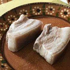 三枚肉、こんにゃく、たけのこ、しいたけを千切りにする。アサツキはみじん切りに、しょうがはすりおろす。
