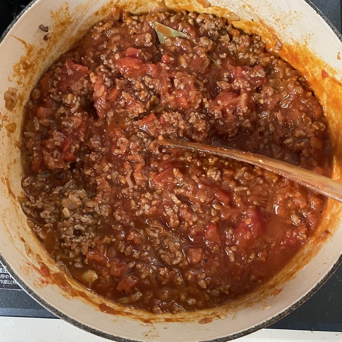 野菜がしんなりしたら合いびき肉を加えて炒める。肉の色が変わったらカットトマト缶とAを加えて混ぜながら煮込む。沸騰したら火を弱め更に10分程度煮込む。最後に塩こしょうで味を調える。