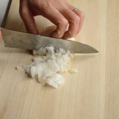 玉ねぎは0.5cm角に切りAと合わせ10分ほどおく。