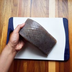 こんにゃくは両面を格子に包丁を入れ、1.5ｃｍ角くらいに切る。