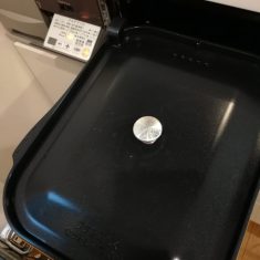 マルチグリルのキャセロールに、米、A、昆布、①、②、③を入れ、水350mlを入れて、調理モード［ごはん］で加熱する。