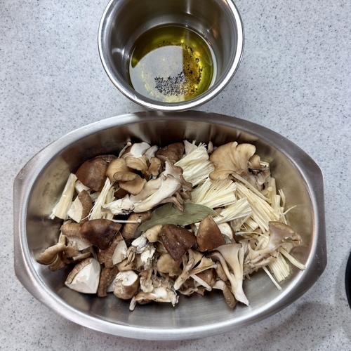 ＝下準備＝
＝マリネ液＝を合わせておく。
しいたけ、えのきは食べやすい大きさに切る。