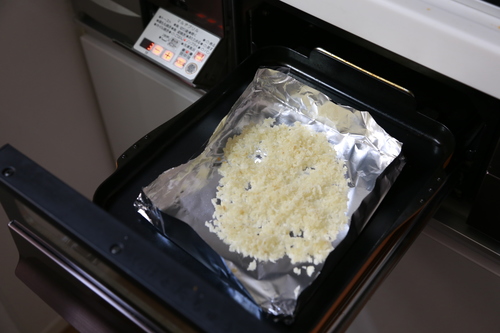 パン粉にオリーブオイル大さじ1を混ぜ、マルチグリルのプレートに広げ、[ノンフライモード・中]で3分きつね色になればOK。（色は少し薄いくらいで取り出す）