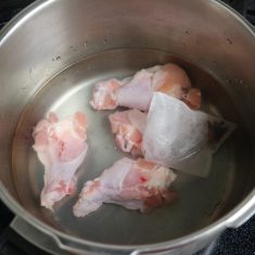 鶏手羽元、1のスパイス、水、酒、塩を鍋に入れて、蓋をして弱火で1時間煮る。