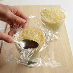 ガラスの器に入れて②ときびごはんの順で加えラップをかぶせてスプーンを押し当てる。枝豆、ベビーリーフ、④を盛り合わせる。