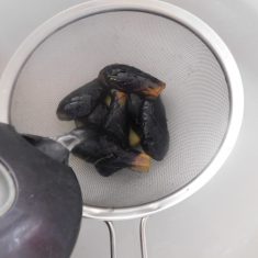 鍋に、（Aの調味料を合わせ、煮立たせる。