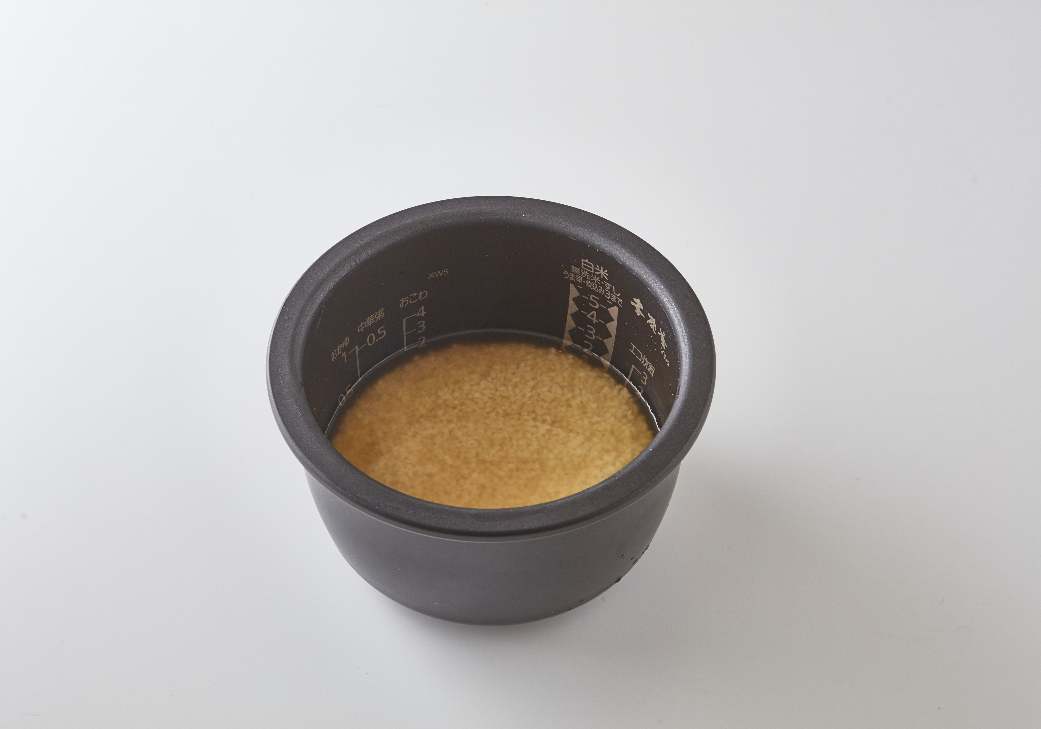 炊飯釜に米とAをいれ、水（分量外）を２合のメモリまで注ぐ。１をのせたら、酒を大さじ４を回し入れて、炊飯する。