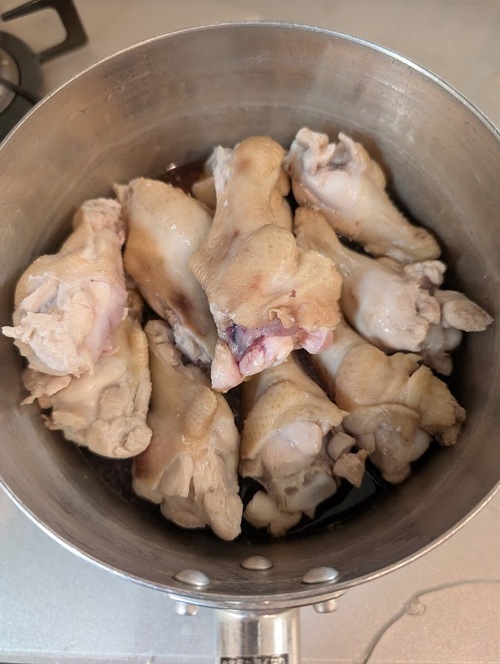 洗った鍋に穀物酢・しょうゆ・砂糖・にんにく・生姜、②の鶏肉を入れる。