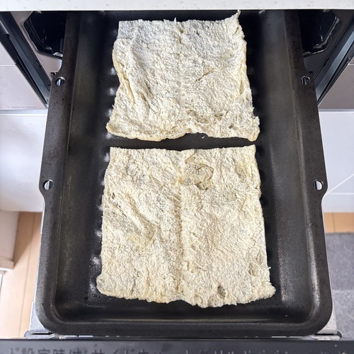 油揚げをハサミで開き、内側を上にしてロティプレートに並べる。