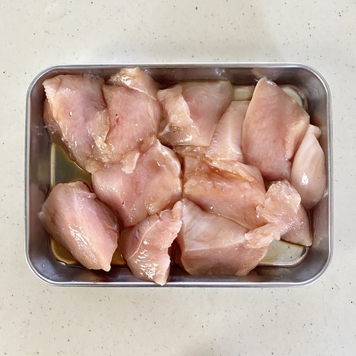 鶏むね肉は繊維に逆らって1㎝のそぎ切りにしてバットに並べる。下味用調味料を入れて揉み込み、１０分程漬け置く。