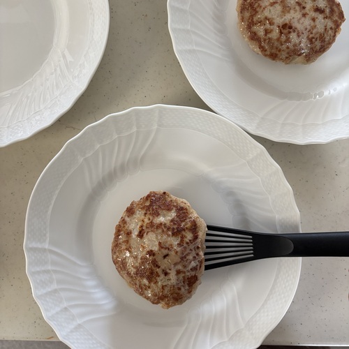 裏返しのブザー音が鳴ったら、裏返し、モードキーを押して蓋を閉め、蒸し焼きにする。
消火したら皿に盛りつける。