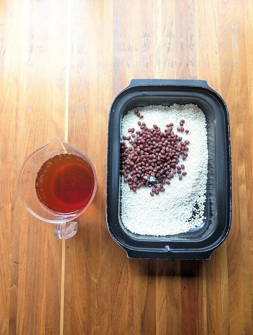 もち米、あずきをキャセロールに入れ、茹で汁+水で600mlにする。
塩ひとつまみ入れ、3分だけ浸水してから、調理モード［ごはん］で炊く。
