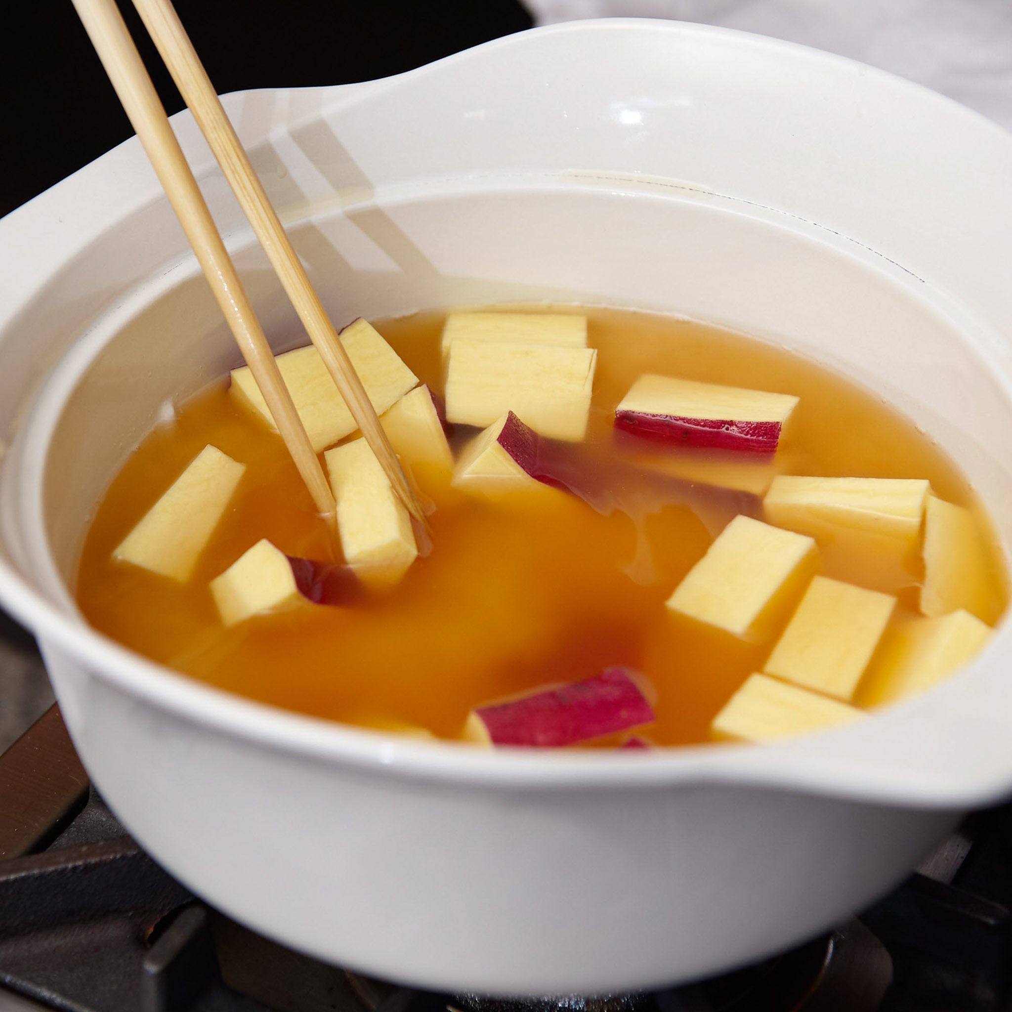鍋に米、さつま芋、（A）を入れ、炊飯する。