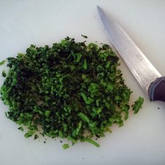 クレソンをさっと茹で、しっかり水分を絞る。水気が取れたら細かく切る。
