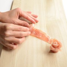 生ハムでバラを作る。