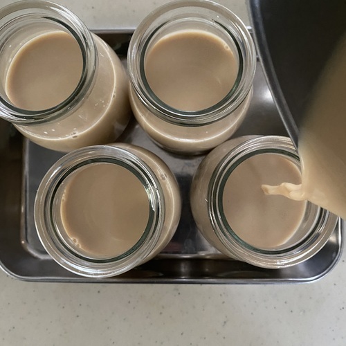 茶こしで濾してから器に注ぎ、冷蔵庫で2〜3時間冷やし固める。