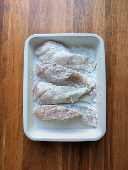 表面の水分を拭き取ったタラを3等分くらいに切り、片栗粉をまぶす。