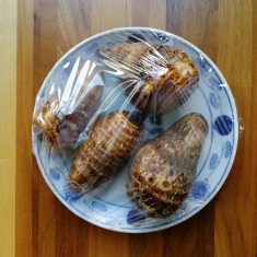 里芋は良く洗って、手の平で大きくこするようにして泥や毛をとる。