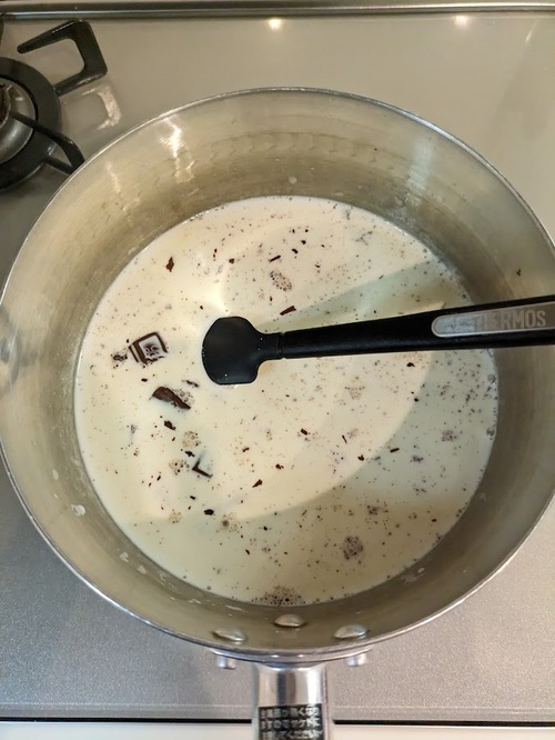 鍋に牛乳と生クリーム1/2カップを入れて沸騰直前まで温め、火を止めてから②のチョコレートを加え、チョコレートが完全に溶けるまで混ぜる。