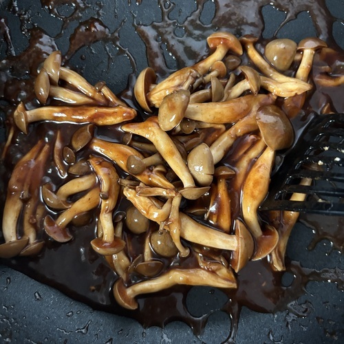 フライパンの汚れをキッチンペーパーでふき取り、中火にかける。
しめじを加え、さっと炒めたら＝調味料＝を加えて、とろみがつくまで混ぜながら煮詰める。
