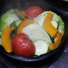 野菜のシャキシャキ感が好きな方は約6分程度で引き上げる。野菜全体に汗をかいたように水滴が付いているときが上手に調理できている証拠。