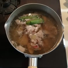鶏レバーは優しく水洗いしてから、水に10分浸して血抜きする。一口大にきり、中の血を綺麗にする。小鍋に湯を沸かし、長ネギの青い部分と潰した生姜を入れ、レバーを入れ2分茹でる。