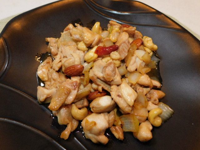 鶏肉とナッツの炒めもの