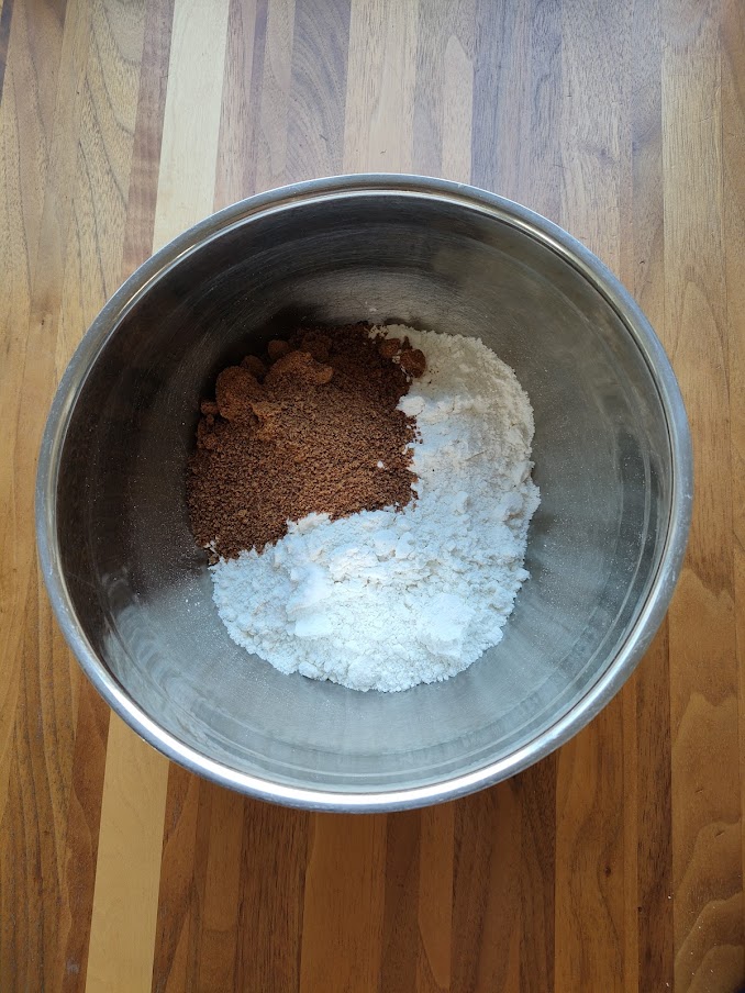 ボウルにホットケーキミックス粉・ココナッツシュガー・塩を入れ泡だて器でダマを取るようによく混ぜる。