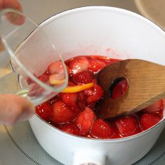 1時間ほどそのまま置き、イチゴの水分があがってきたら白ワインを加えて中火にかける。沸騰したら火を少し弱めてあくをとる。