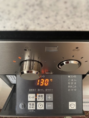 フライパンにバターを熱してコンロの「モード」ボタンを押し、「温度表示」→136℃になったら「温度キープ」で130℃に表示を下げる。
