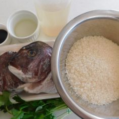 鯛のアラは、塩をかけて、30分程おく。米は洗米し15分ほど吸水させてから、水切りする。