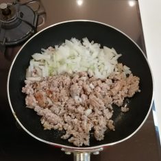 フライパンに油を敷き、豚ひき肉を炒めて、みじん切りにした玉ねぎも炒める。塩コショウで調味する。